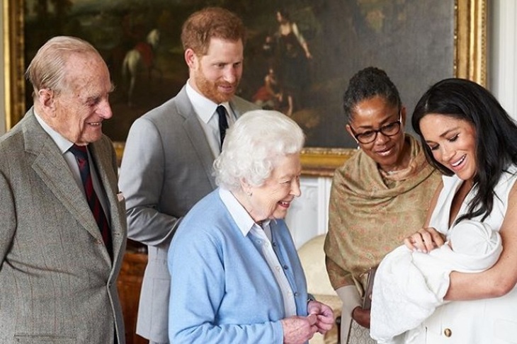 Królowa Elżbieta, książe Harry, księżna Meghan z nowo narodzonym dzieckiem